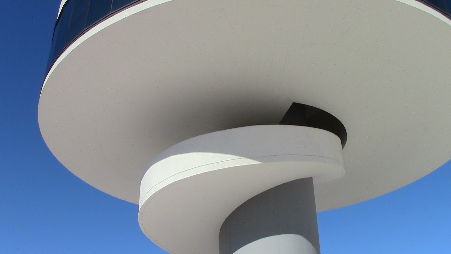 Avilés, Asturias – Oscar Niemeyer: It’s no Frank Geary Guggenheim, but then that takes money. The Niemeyer museum is in the port of Avilés.